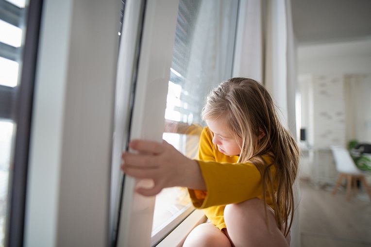 What Type of Window Blinds Are Kids Friendly?